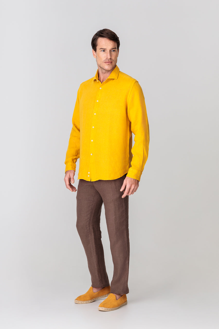 Camisa de lino para hombre mostaza